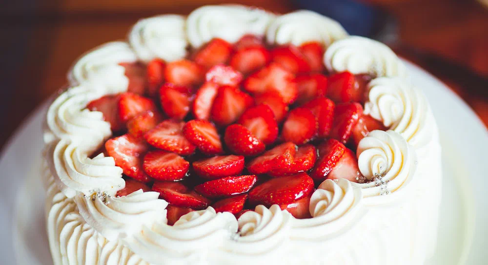 Delicious strawberry cake with strawberries and whipped cream