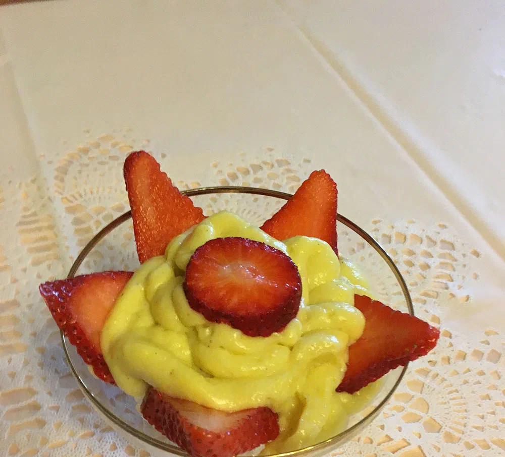 crema pasticciera in coppa con fragole