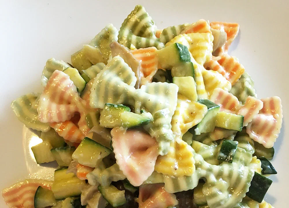 Farfalle variopinte con funghi e zucchine