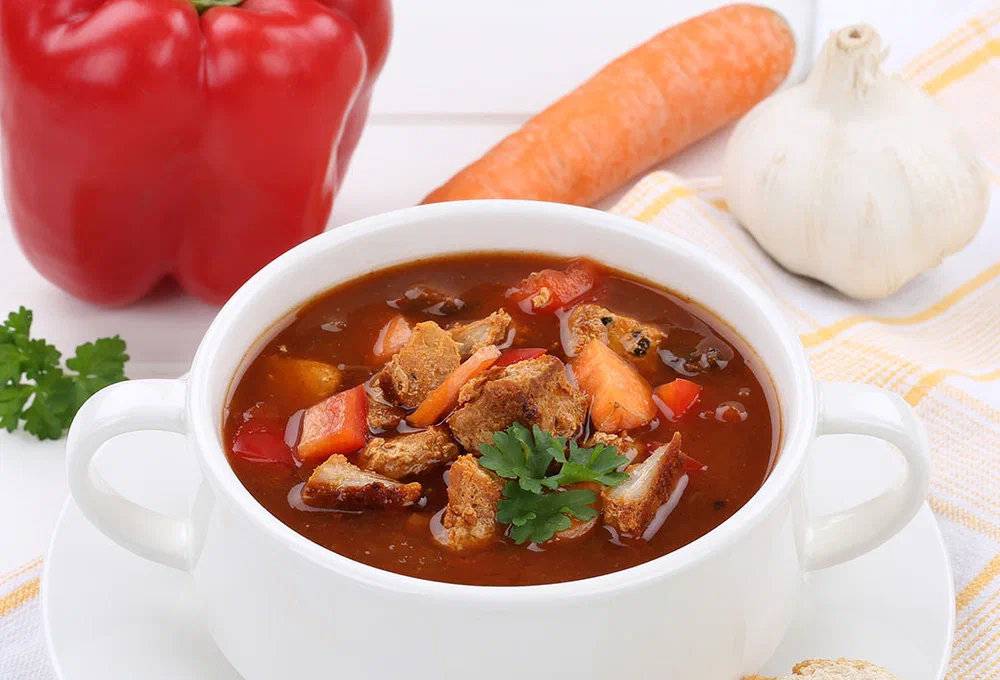 Deliziosa zuppa di carne e verdure, il Goulash riscalda i freddi inverni