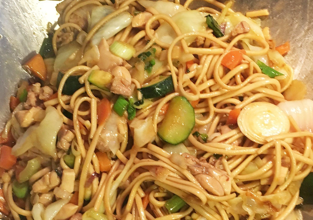 noodles con verdure e pollo